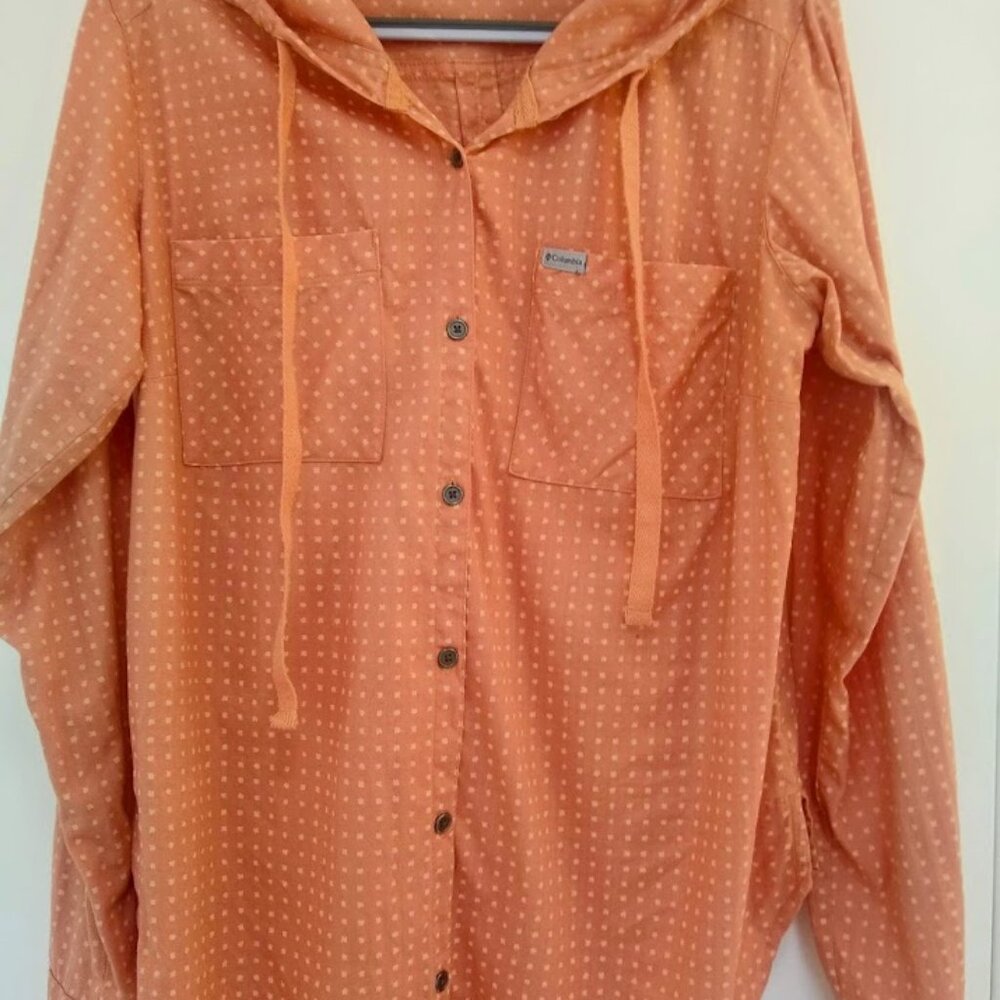 NWOT  Columbia M   women's hooded button down shirt peachy-polka dot